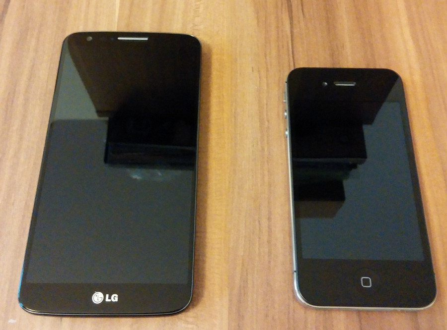 Das LG G2 und iPhone 4S im Vergleich (Bild: Copyright Benjamin Blessing).