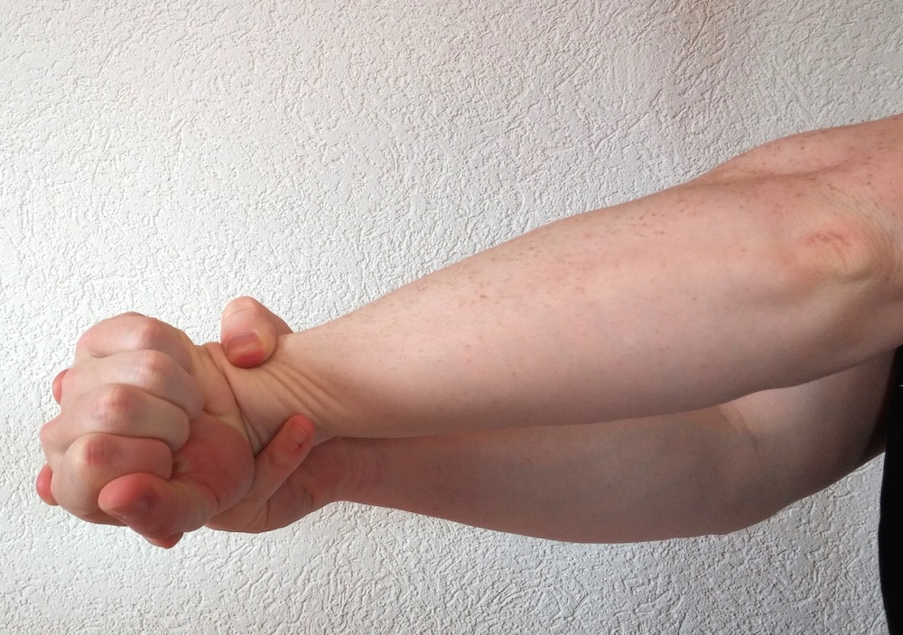Dehnen bei Handgelenkschmerzen linker Arm (Bild: Copyright Benjamin Blessing).