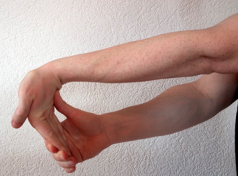 Dehnen bei Handgelenkschmerzen linker Arm (Bild: Copyright Benjamin Blessing).