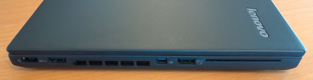 Linke Seite Anschluss für das Netzteil, 2x USB 3.0 sowie Displayport (Bild: Copyright Benjamin Blessing).