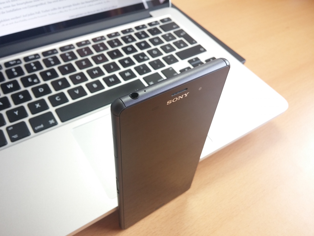 Das Sony Xperia Z3 ist mit 7,3 mm sehr dünn (Bild: Copyright Benjamin Blessing).