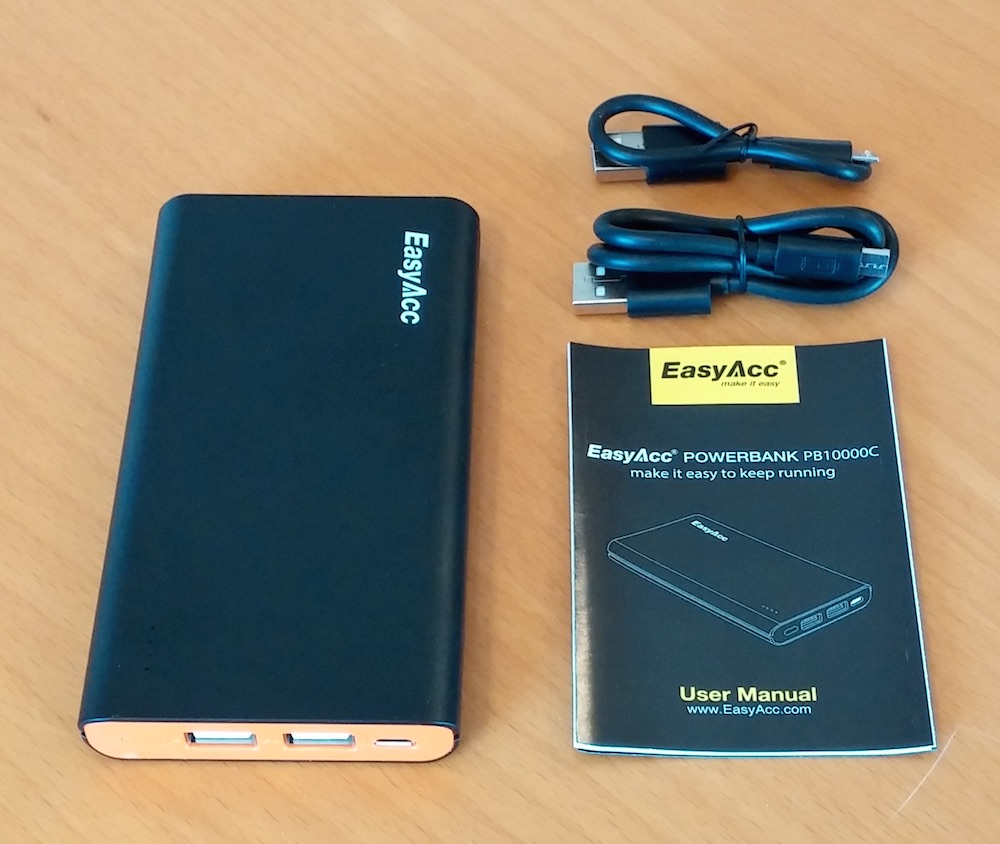 EasyAcc Powerbank PB10000C Lieferumfang (Bild: Copyright Benjamin Blessing).