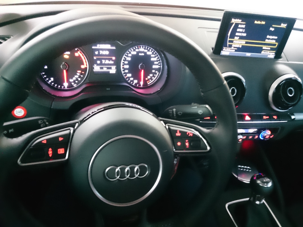 Multifunktionslenkrad im Audi A3 Limousine (Bild: Benjamin Blessing).