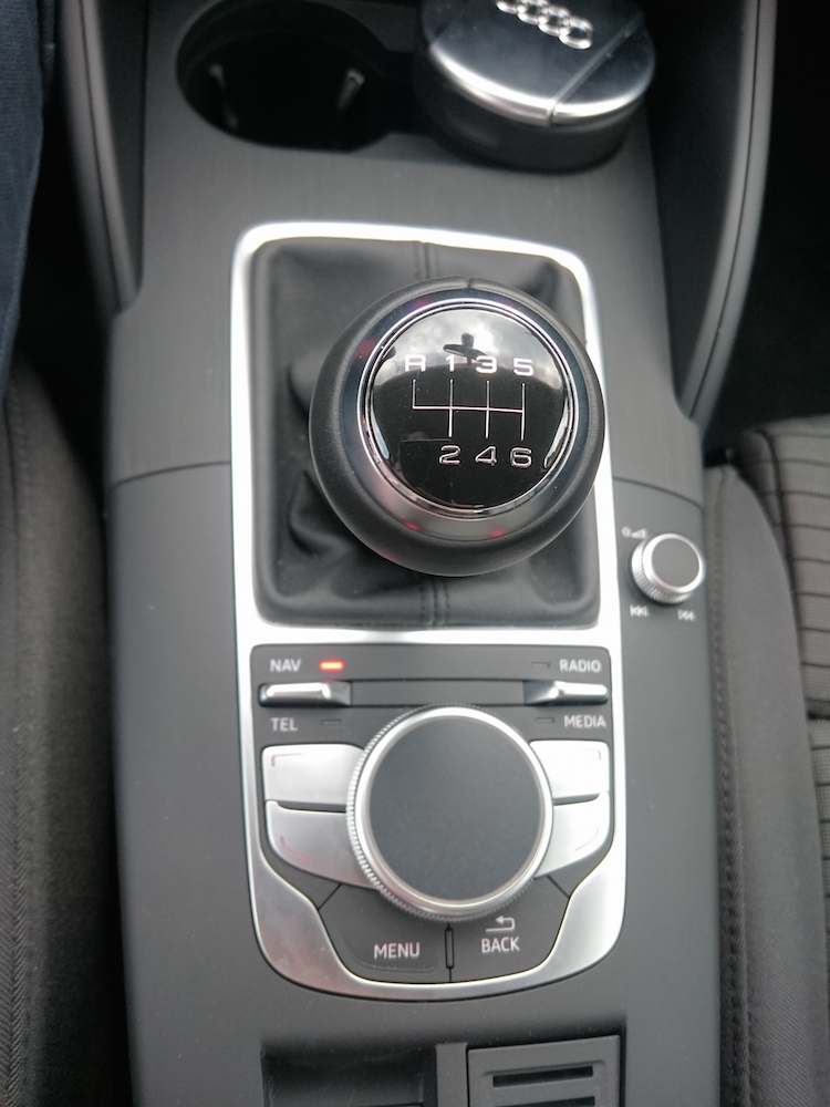 Die Mittelkonsole in der Audi A3 Limousine (Bild: Benjamin Blessing).