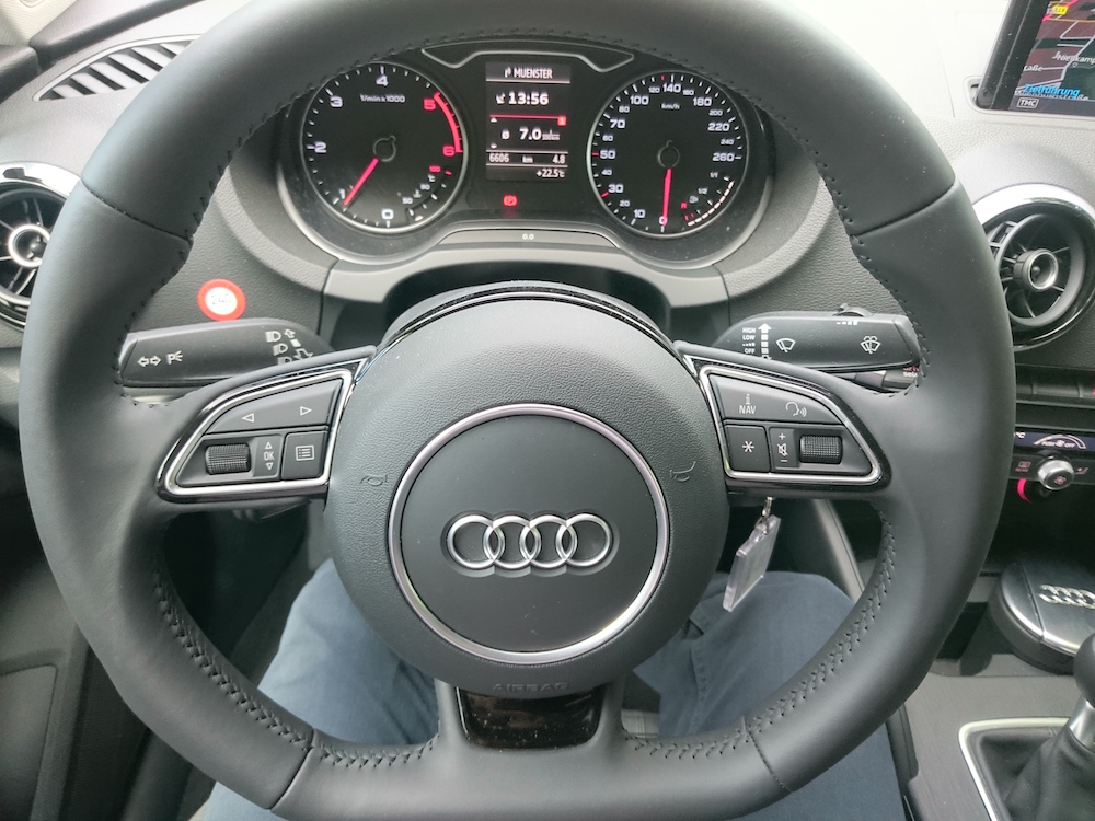 Multifunktionslenkrad in der Audi A3 Limousine (Bild: Benjamin Blessing).