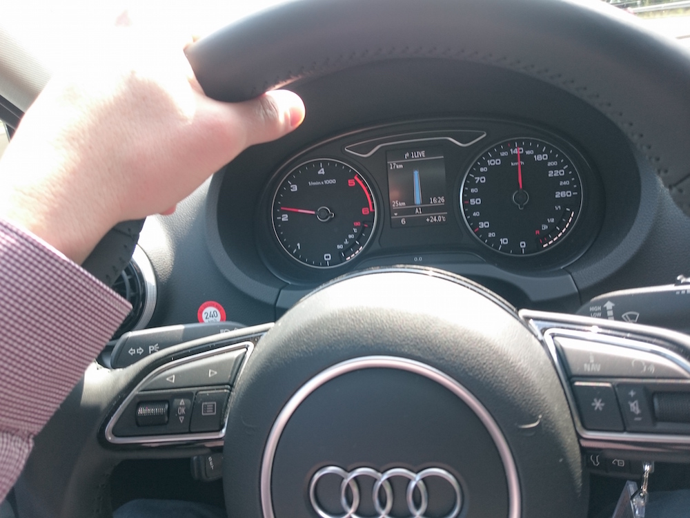 Tacho und MMI in der Audi A3 Limousine (Bild: Benjamin Blessing).