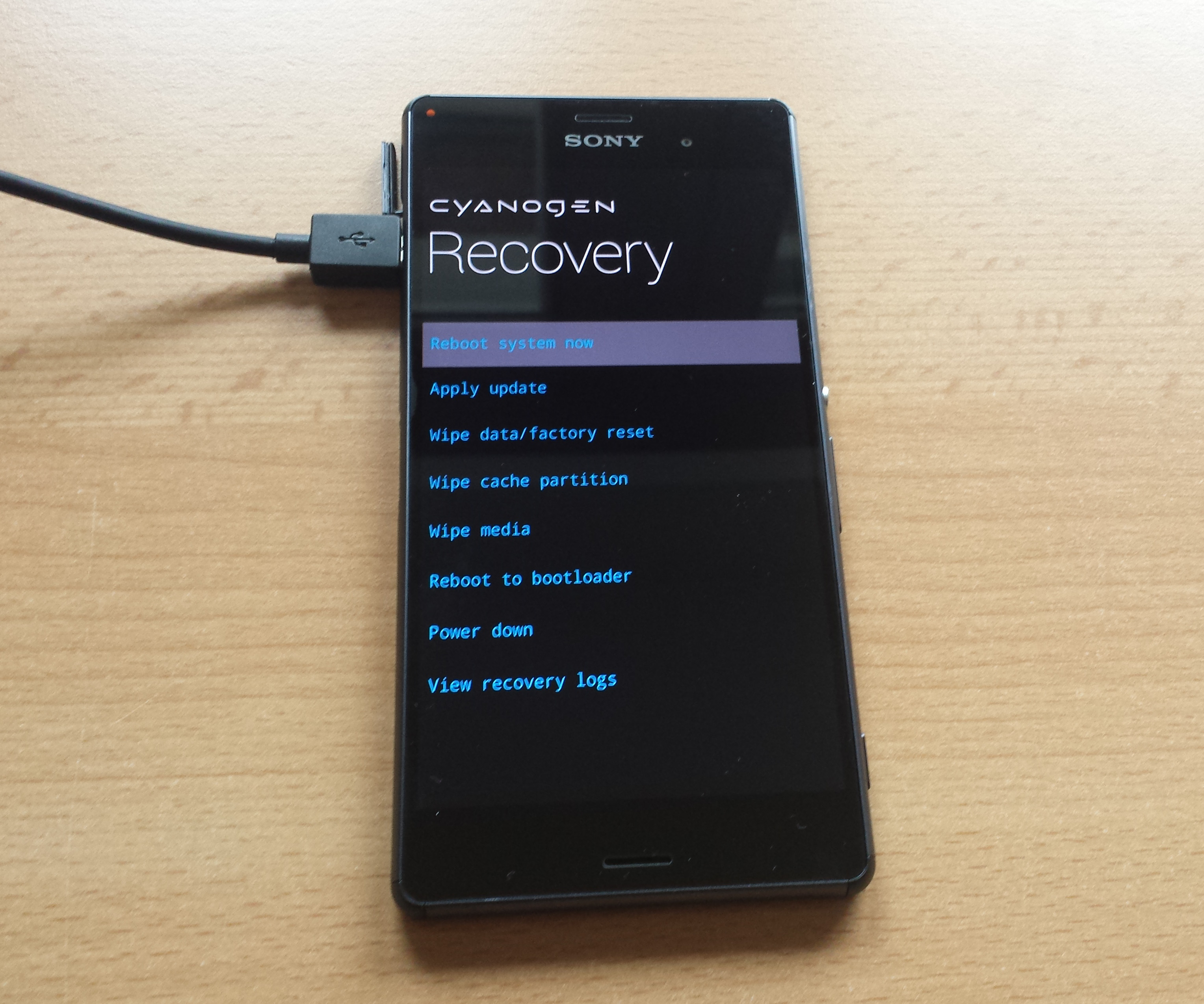Sony Xperia Z3 CyanogenMod Recovery (Bild: Benjamin Blessing).