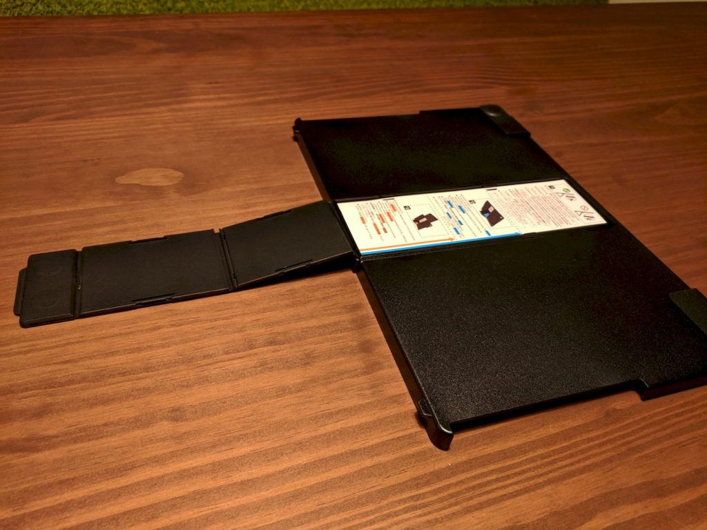 Auf der Rückseite lässt sich ein magnetischer Fuß ausklappen
