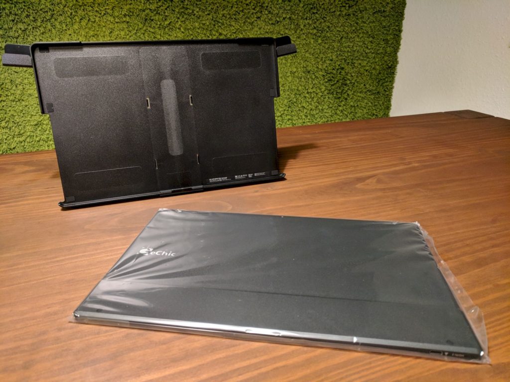 Das Display neben der Schutzhülle