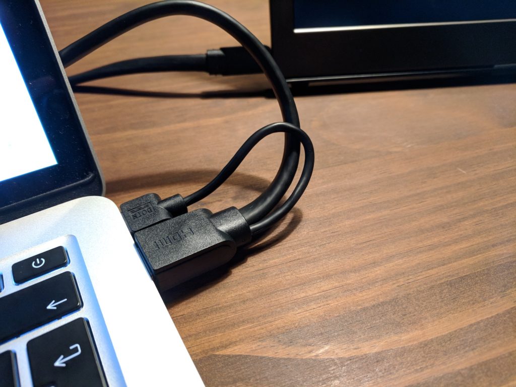 Das proprietäre HDMI-A und USB-A Kabel des GeChic On-Lap 1305H