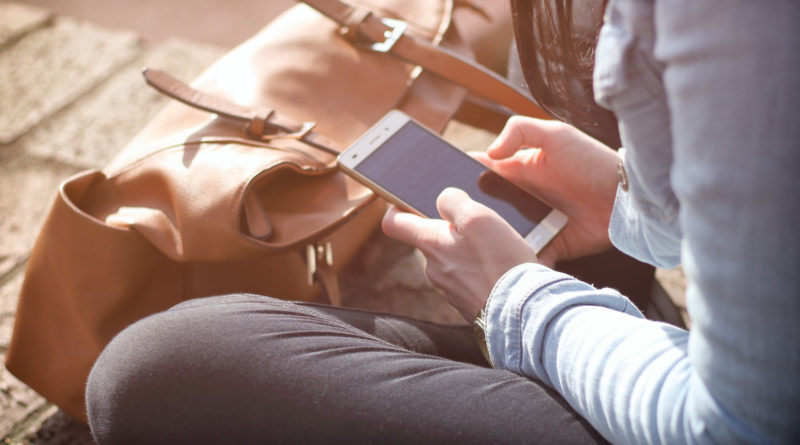 Das Smartphone in den Händen