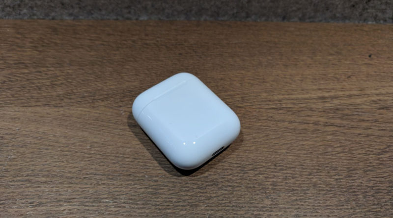 Das Ladecase der Apple AirPods (Bild: RandomBrick.de).
