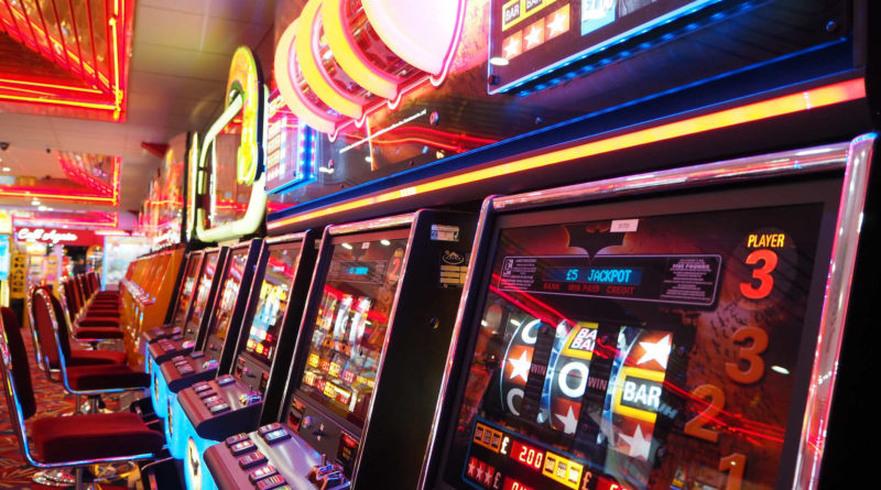 Eine Reihe Spielautomaten in einem landesbasierten Casino