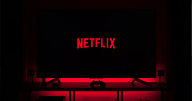 Fernseher rot unterleuchtet, auf dem Bildschirm das Netflix-Logo