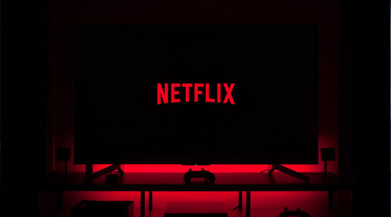 Fernseher rot unterleuchtet, auf dem Bildschirm das Netflix-Logo